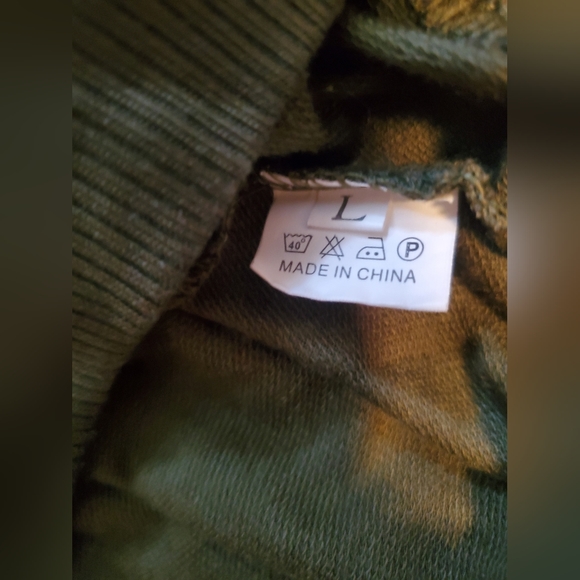 Army green pocketed hoodie - Picture 4 of 6